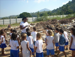 Coronel Fabriciano, Brasile. Marli e bimbi durante attività alla discarica dei rifiuti.