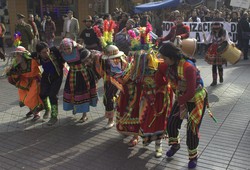 Santiago, Cile. Ballerini in abiti tradizionali aprono il corteo.
