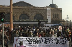 Santiago, Cile. Manifestanti davanti alla Estaciòn Mapocho, punto di partenza della marcia.