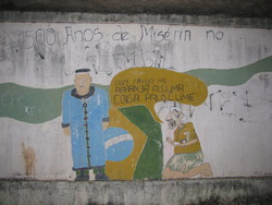Itaobim, Brasile. Murales realizzati dai bamini della Casa della Gioventù. E domande pesanti mi inchiodano a quel muro di speranze posticce