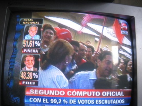 Santiago, Cile. risultati elettorali in TV.