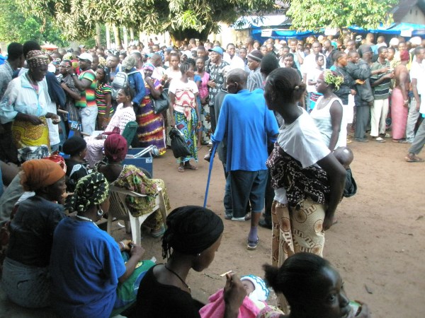 Coda di elettori, Sierra Leone, foto CB Caritas Italiana